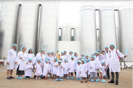 Vinamilk tổ chức hoạt động 'Cùng con khám phá siêu nhà máy sữa'