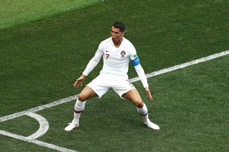 Đánh đầu tiễn Ma Rốc về nước, Ronaldo lập kỷ lục mới