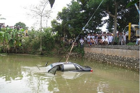 Tài xế ngạt nước tử vong khi ô tô rơi xuống sông