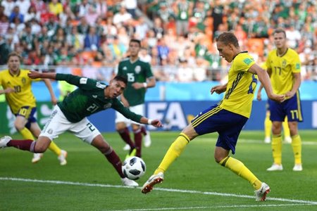 Đại bại 0-3 trước Thụy Điển, Mexico vẫn lọt vòng 1/8