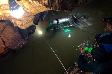 Diễn biến mới việc cứu đội bóng mắc kẹt trong hang động ở Thái Lan