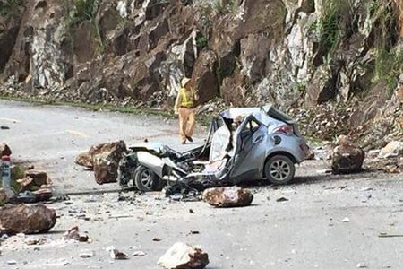 Tin mới vụ tảng đá lớn rơi trúng ôtô, tài xế tử vong tại chỗ