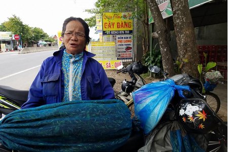 Hốt bạc triệu mỗi ngày với nghề 'săn' châu chấu