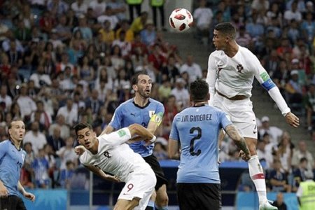 Sau Messi, Ronaldo cũng về nước sau trận thua 1-2 trước Uruguay