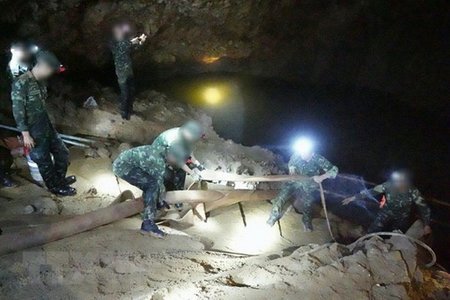 Nhóm cứu hộ Thái Lan chỉ còn cách đội bóng mắc kẹt trong hang 2km
