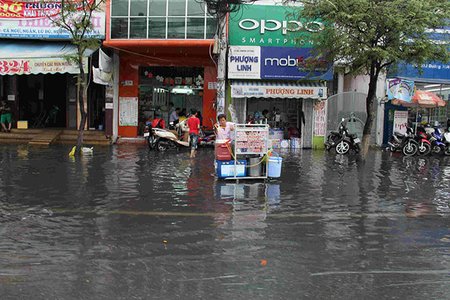 Áp thấp nhiệt đới mạnh dần, cảnh báo ngập úng ở Hà Nội