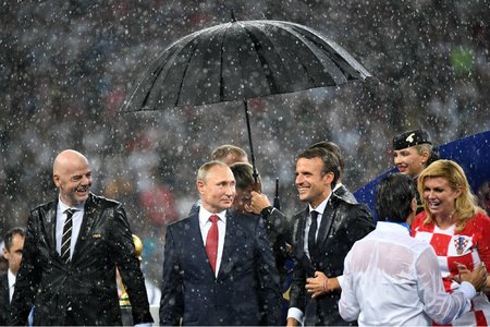 TT Putin bị 'mất điểm' khi một mình một ô giữa trời mưa