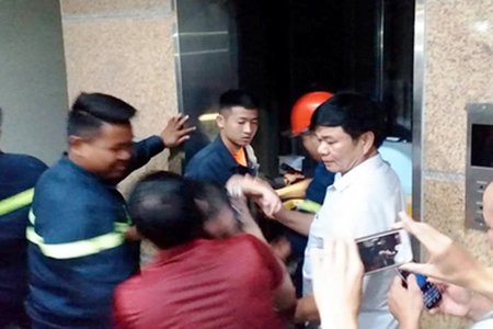 Thanh Hóa: Giải cứu 10 người kẹt trong thang máy thư viện tỉnh
