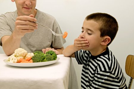 Mẹ nên làm gì khi trẻ không chịu ăn rau?