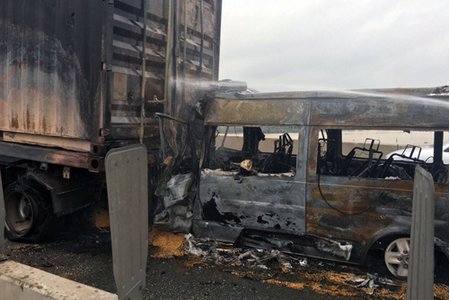 Ô tô khách tông container rồi bốc cháy, 2 người chết