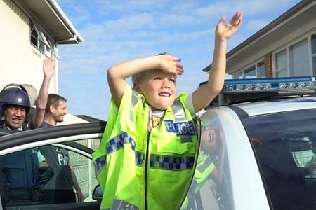 Gọi cảnh sát đến chúc mừng sinh nhật, cậu bé 5 tuổi nhận bất ngờ