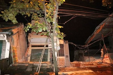 5 ngôi nhà kiên cố đổ sập xuống sông Đà sau tiếng nứt gãy