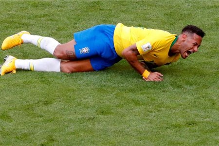 Ăn vạ quá nhiều, Neymar trở thành nỗi hổ thẹn của bóng đá