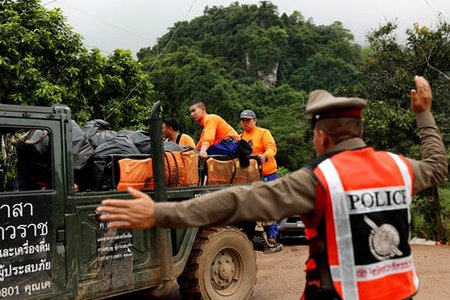 Thái Lan bắt đầu cuộc giải cứu đội bóng 13 người mắc kẹt trong hang
