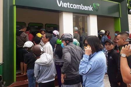 Các 'ông lớn' ngân hàng đồng loạt tăng phí ATM sau 2 tháng 'hoãn binh'