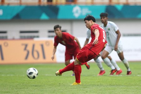 BLV Quang Huy nói gì về 2 cú đá penalty hỏng của Công Phượng?
