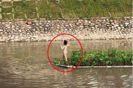 Hà Nội: Người phụ nữ mặc nội y bơi khắp sông Tô Lịch