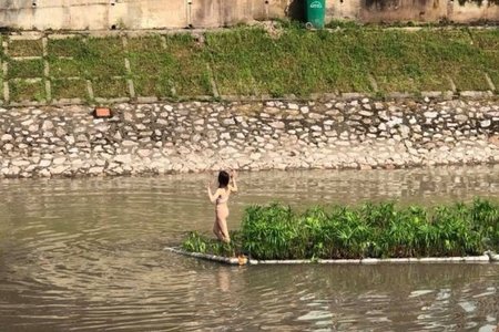 Thiếu nữ mặc nội y ở sông Tô Lịch: Do bức xúc chuyện yêu đương?