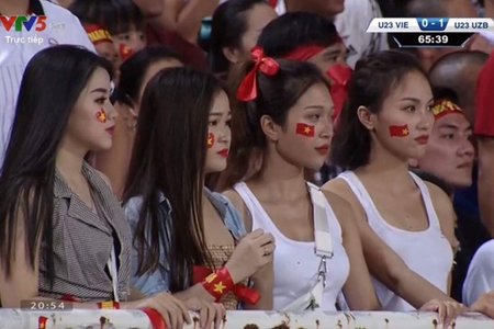 Dàn hot girl World Cup phản pháo vì bị ném đá khi đi cổ vũ