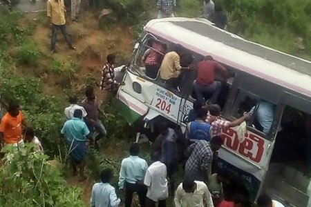 Tai nạn thảm khốc: Ít nhất 55 người chết vì xe buýt lao xuống vực