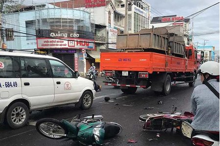 Tài xế khai gì khi để ôtô tải tông 8 xe máy khiến 10 người bị thương?