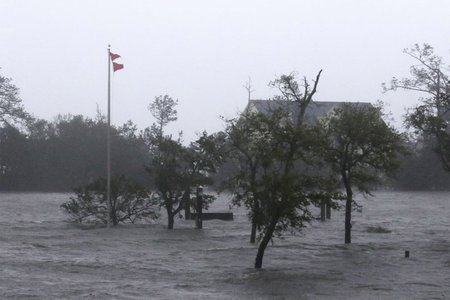 Siêu bão Florence càn quét bờ biển Mỹ