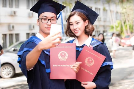 Hoa hậu Đỗ Mỹ Linh rạng rỡ đi nhận bằng tốt nghiệp Đại học