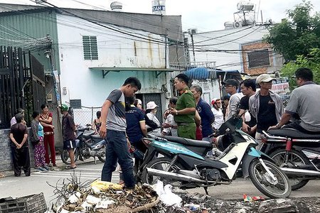 TPHCM: Con gái hoảng hốt khi phát hiện mẹ chết, cha thoi thóp tại nhà