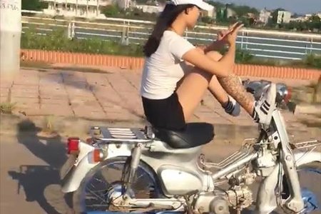 Nữ sinh xăm trổ lái xe máy bằng chân bị công an mời lên làm việc