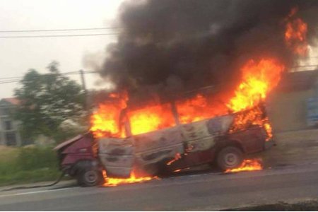 Hà Tĩnh: Mất lái, xe ô tô 16 chỗ đâm dải phân cách, bốc cháy dữ dội