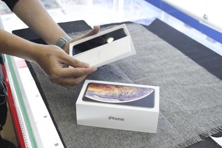 Hình ảnh chiếc iPhone XS MAX đầu tiên về Việt Nam giá 68 triệu đồng