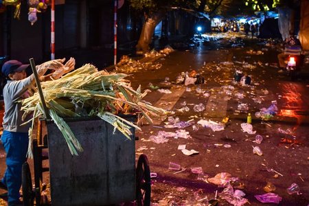 Sau đêm Trung thu, phố Hàng Mã ngập trong biển rác