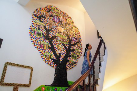 Người đàn ông hơn 15 năm tái chế chai lọ làm nội thất gia đình