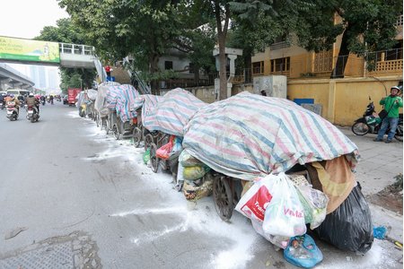 Nguyên nhân rác thải ùn tắc không được vận chuyển ở nội đô Hà Nội?