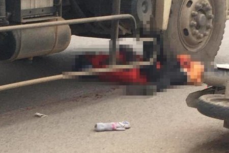 Đang trên đường đi làm, cô gái trẻ bị xe tải cán qua người tử vong