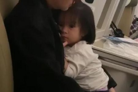 Hình ảnh Phạm Quỳnh Anh ôm con gái trên máy bay gây xúc động mạnh