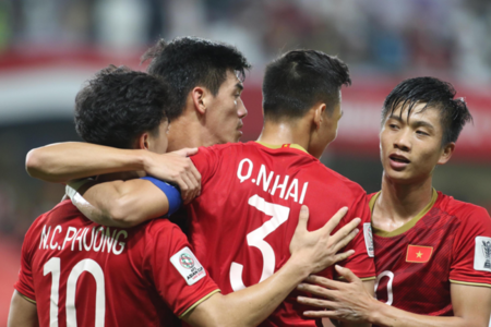 ĐT Việt Nam ăn mừng, nhảy múa khi đoạt vé vào vòng 1/8 Asian Cup