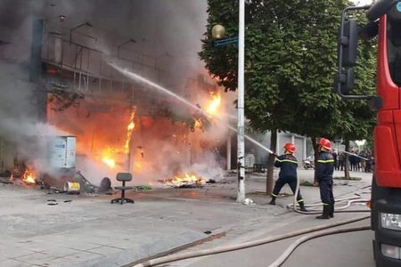 Hà Nội: Quán cafe bị thiêu rụi sau tiếng nổ lớn