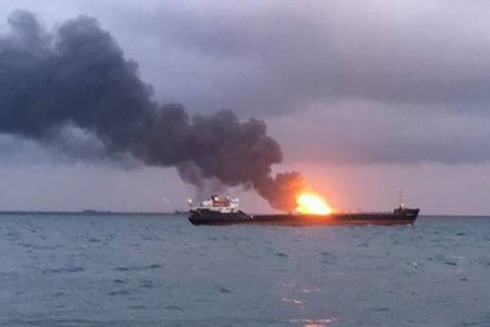Hai tàu bất ngờ bốc cháy ngoài khơi Crimea, 14 người thiệt mạng