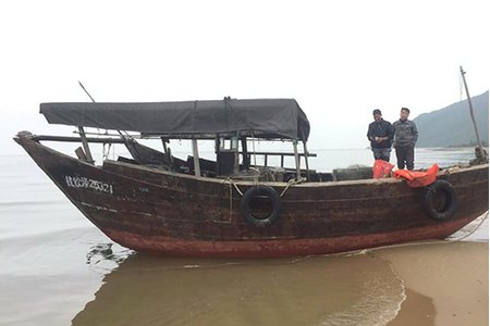Tàu 'lạ' không người lái trôi dạt vào bờ biển Hà Tĩnh
