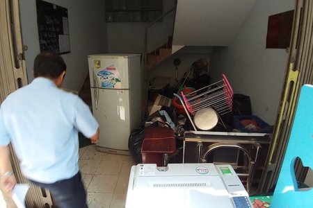 Người Sài Gòn dọn đồ đạc, di dời khẩn khỏi chung cư sắp sập