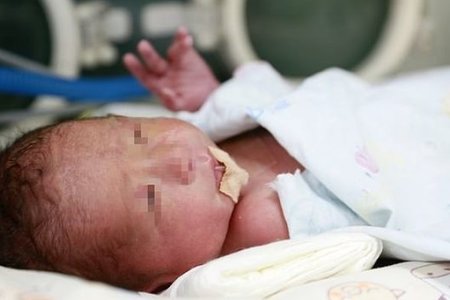 Em bé đầu tiên tại Trung Quốc được sinh ra nhờ cấy ghép tử cung
