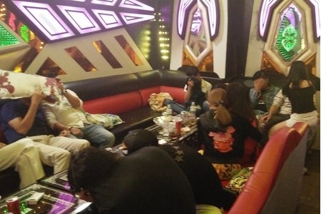 Phát hiện hàng chục thanh niên nam nữ đang 'phê' ma túy ở quán karaoke