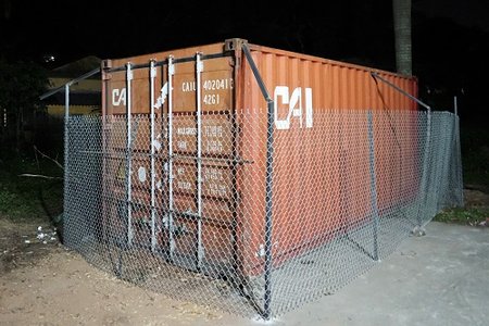 Quây rào B40 bảo vệ container chứa gỗ sưa trăm tỷ đồng