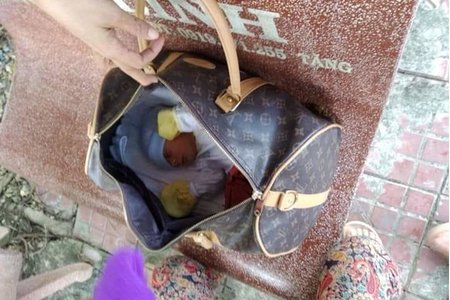 Phát hiện bé gái sơ sinh bị bỏ rơi trong túi xách
