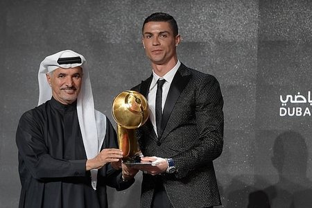 Ronaldo lần thứ 5 giành giải thưởng cầu thủ xuất sắc nhất năm