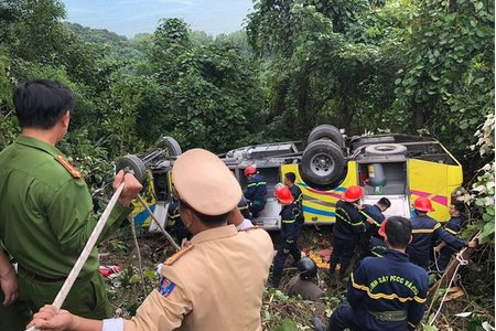 Xe khách lao xuống vực trên đèo Hải Vân, 21 người bị nạn