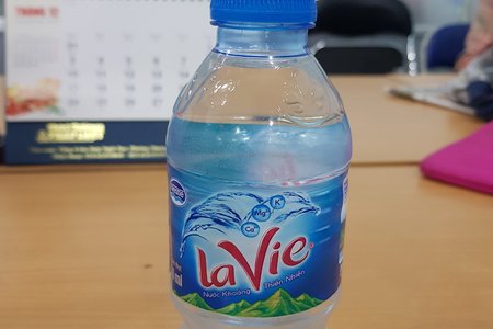 Cách hành xử của Lavie khi nhận phản ánh 'chai nước có mùi xà phòng'?