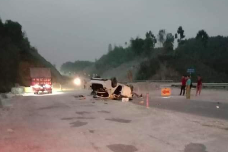 Xe ô tô đâm vào rọ đá trên cao tốc Nội Bài -Lào Cai, 3 người bị thương