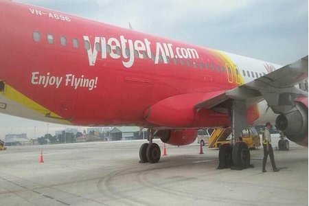 Máy bay Vietjet gặp sự cố nổ lốp khi hạ cánh ở sân bay Tân Sơn Nhất